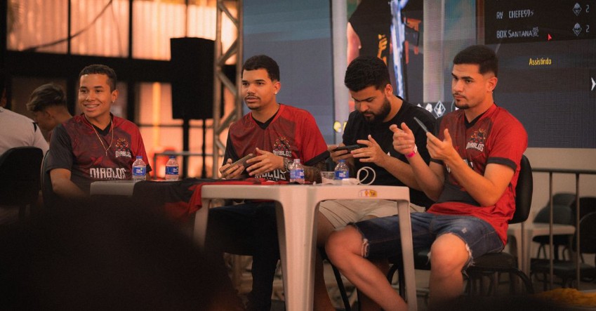 Why Online Gaming Is Turning Players Into Creators, Fans, and Communities Why Online Gaming Is Turning Players Into Creators, Fans, and Communities